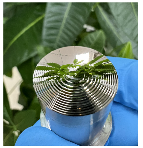 Mirror-polished Fresnel lens mold core with concentric optical grooves