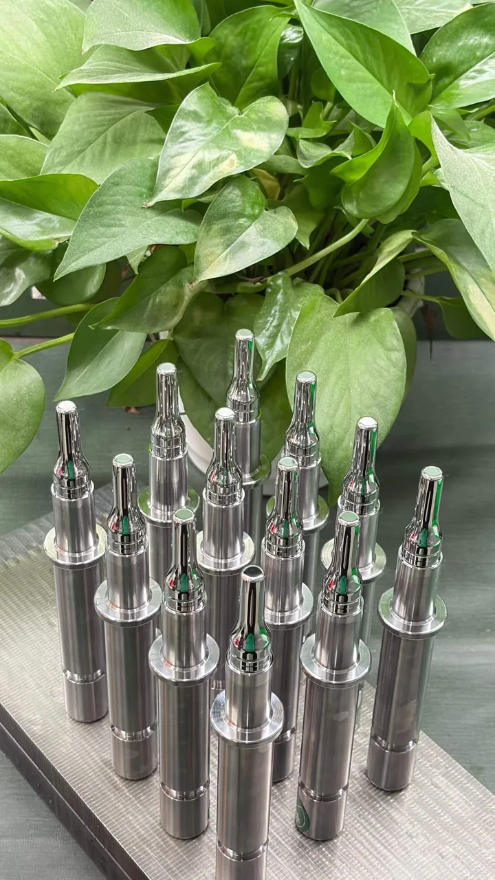 Multi-cavity precision optical inserts finished by YISHUN optical polishing and lapping for controlled flatness and consistent surface quality.