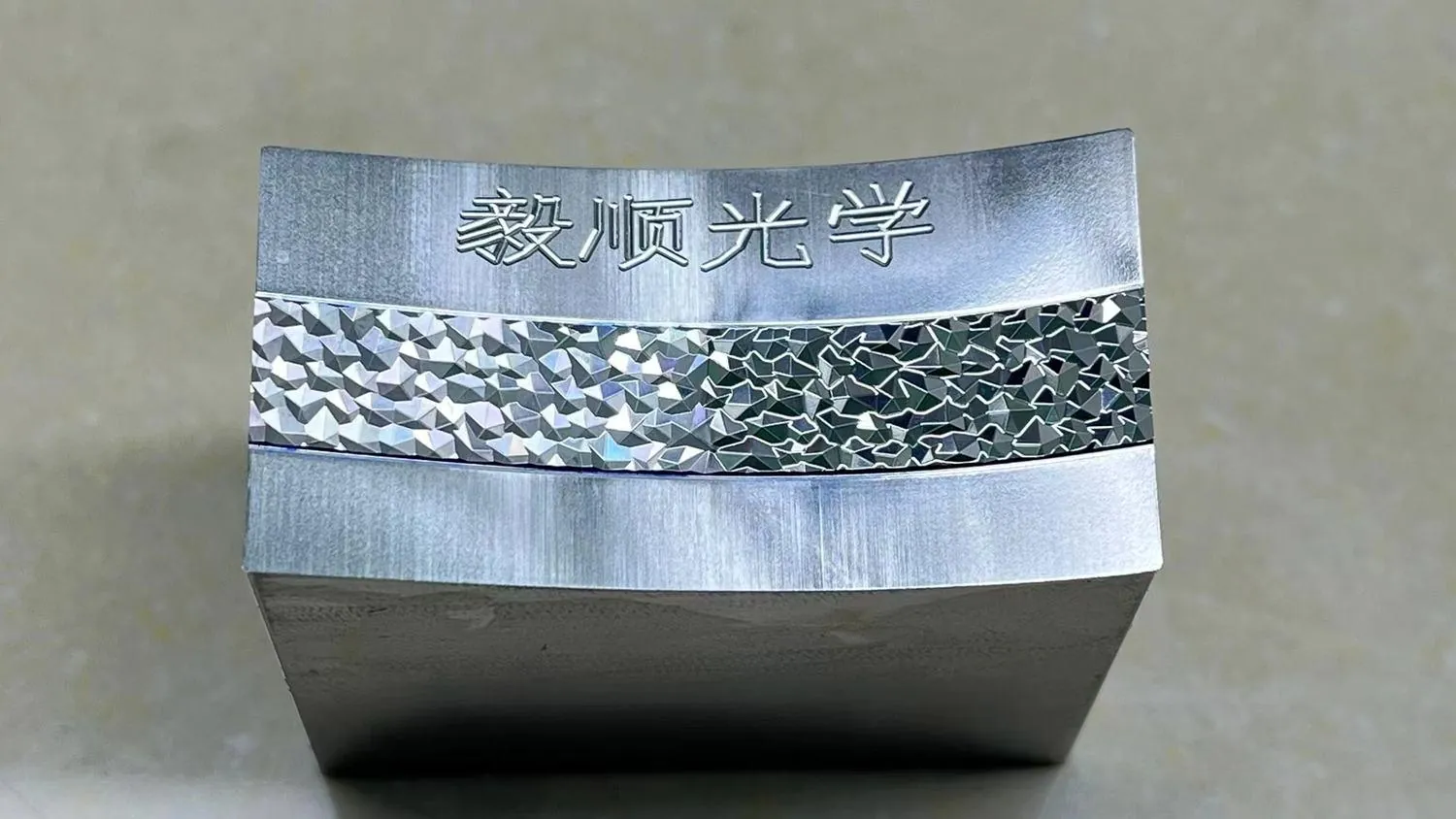 Curved directional multi-facet microstructure mold insert