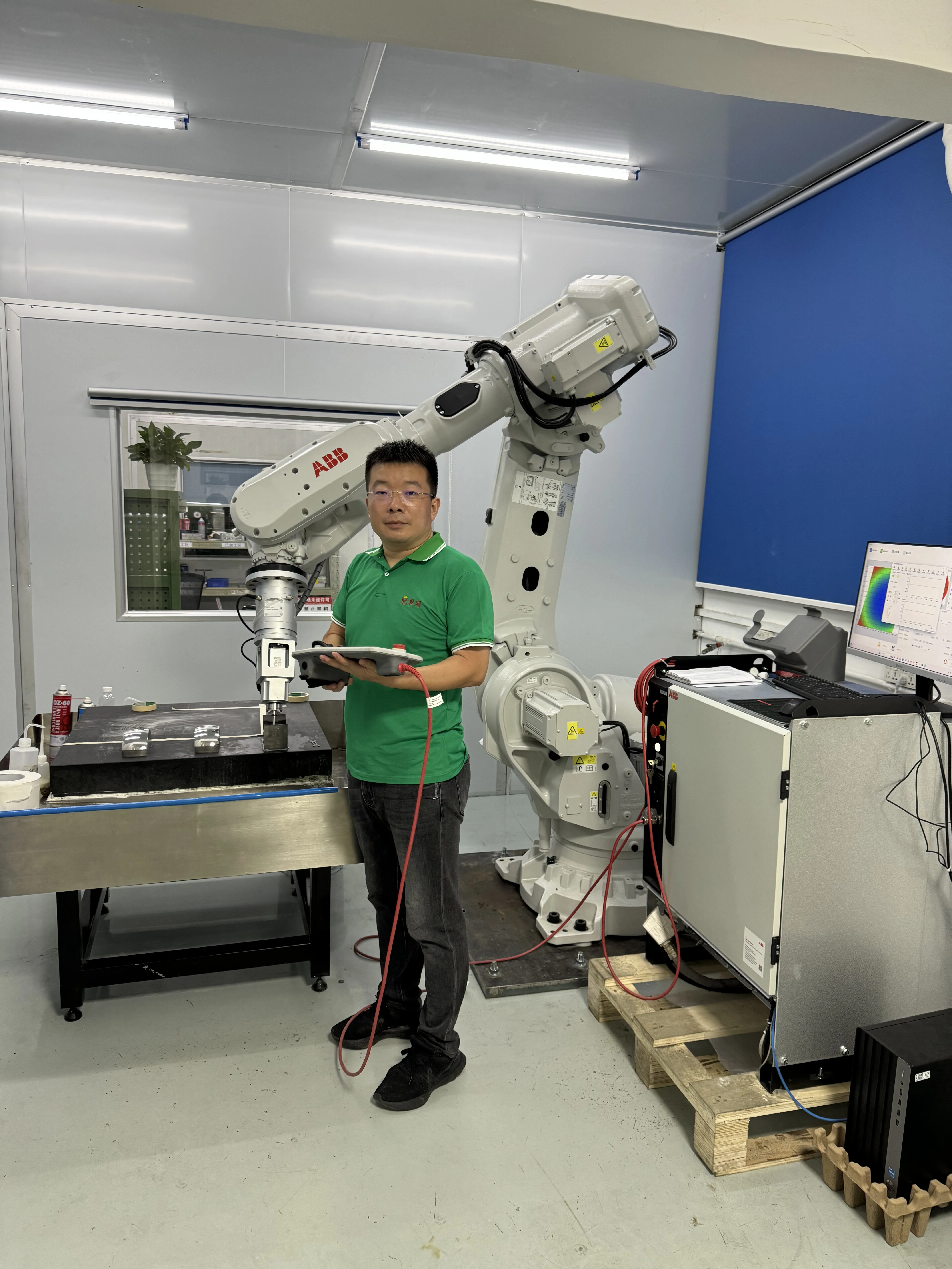 YISHUN technician with ABB six-axis optical polishing robot