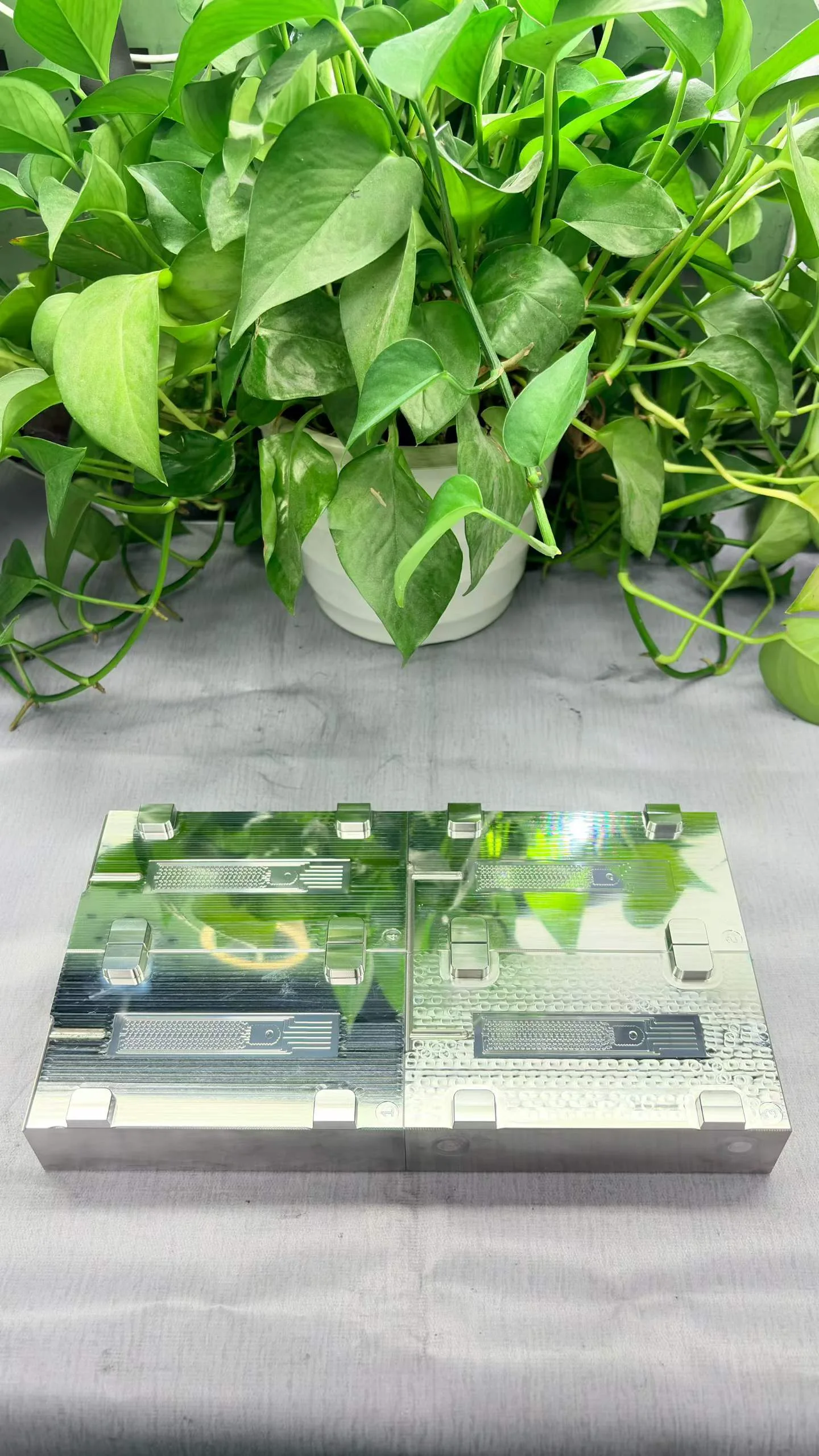 Microfluidic mold insert with precision microchannel features