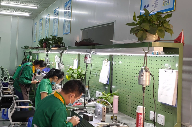 Experienced Yishun polishing technician manually refining a precision mold insert